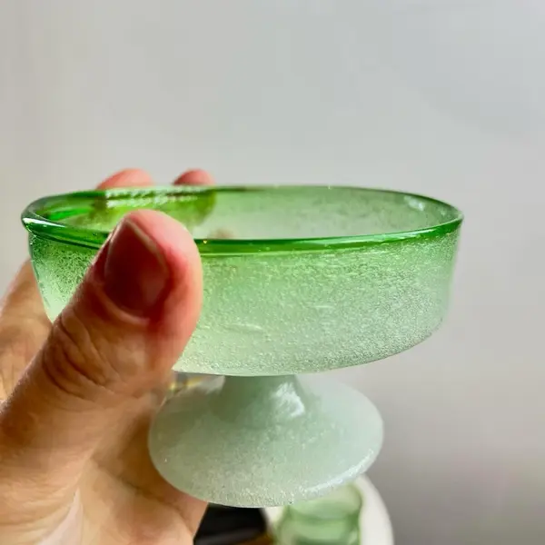 Foto de um(a) Taças de sobremesa em vidro soprado - 3und, da categoria de Taças. 3 taças de sobremesa em grosso vidro soprado e moldado artesanalmente. Uma com quase imperceptível trincado. Medidas: 10x6cm. Mostrado de uma perspectiva diferente. Vendido no marketplace Trésors.