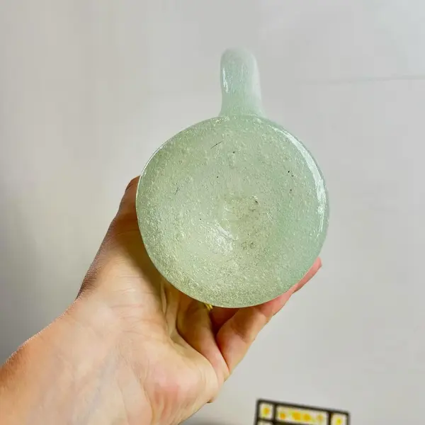 Foto de um(a) Par de canecas em grosso vidro soprado, da categoria de Canecas. 2 canecas que podem ser usadas tanto para chopp quanto para bebidas quentes em grosso vidro soprado e moldado... Mostrado de uma perspectiva diferente. Vendido no marketplace Trésors.