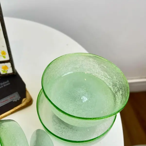 Foto de um(a) Taças de sobremesa em vidro soprado - 3und, da categoria de Taças. 3 taças de sobremesa em grosso vidro soprado e moldado artesanalmente. Uma com quase imperceptível trincado. Medidas: 10x6cm. Mostrado de uma perspectiva diferente. Vendido no marketplace Trésors.