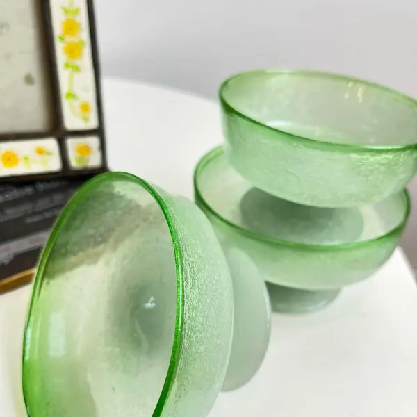 Foto de um(a) Taças de sobremesa em vidro soprado - 3und, da categoria de Taças. 3 taças de sobremesa em grosso vidro soprado e moldado artesanalmente. Uma com quase imperceptível trincado. Medidas: 10x6cm. Mostrado de uma perspectiva diferente. Vendido no marketplace Trésors.