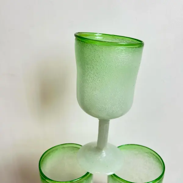 Foto de um(a) Trio de taças em vidro grosso soprado, da categoria de Taças. Trio de taças em vidro grosso soprado e moldado artesanalmente. Perfeito estado. Medidas: 17x8cm. Mostrado de uma perspectiva diferente. Vendido no marketplace Trésors.