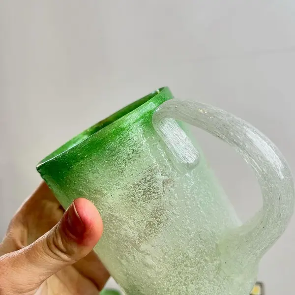 Foto de um(a) Par de canecas em grosso vidro soprado, da categoria de Canecas. 2 canecas que podem ser usadas tanto para chopp quanto para bebidas quentes em grosso vidro soprado e moldado... Mostrado de uma perspectiva diferente. Vendido no marketplace Trésors.