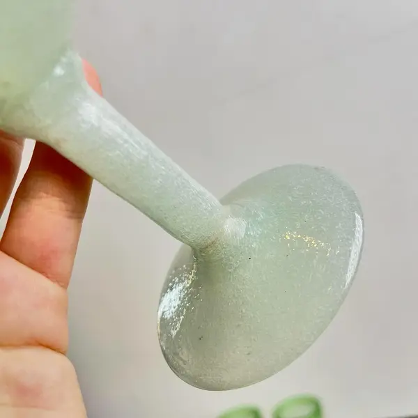 Foto de um(a) Trio de taças em vidro grosso soprado, da categoria de Taças. Trio de taças em vidro grosso soprado e moldado artesanalmente. Perfeito estado. Medidas: 17x8cm. Mostrado de uma perspectiva diferente. Vendido no marketplace Trésors.