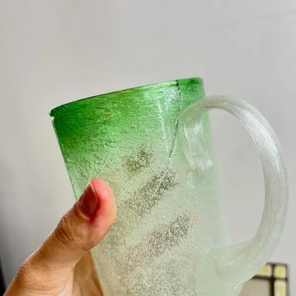 Foto de um(a) Par de canecas em grosso vidro soprado, da categoria de Canecas. 2 canecas que podem ser usadas tanto para chopp quanto para bebidas quentes em grosso vidro soprado e moldado... Mostrado de uma perspectiva diferente. Vendido no marketplace Trésors.