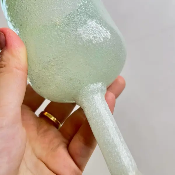 Foto de um(a) Trio de taças em vidro grosso soprado, da categoria de Taças. Trio de taças em vidro grosso soprado e moldado artesanalmente. Perfeito estado. Medidas: 17x8cm. Mostrado de uma perspectiva diferente. Vendido no marketplace Trésors.