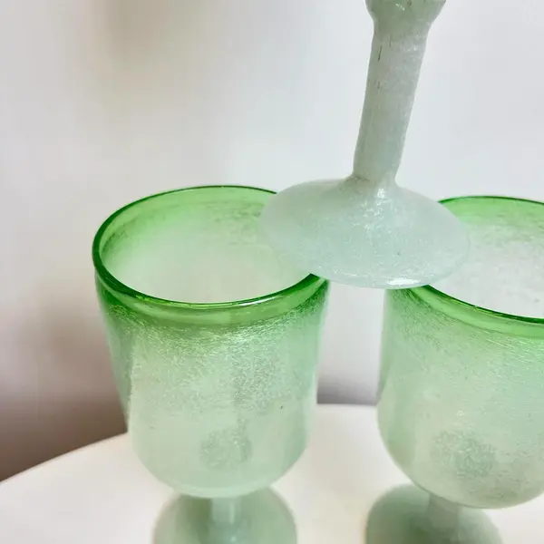 Foto de um(a) Trio de taças em vidro grosso soprado, da categoria de Taças. Trio de taças em vidro grosso soprado e moldado artesanalmente. Perfeito estado. Medidas: 17x8cm. Mostrado de uma perspectiva diferente. Vendido no marketplace Trésors.