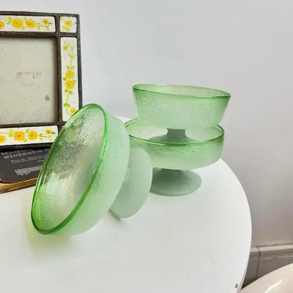 Foto de um(a) Taças de sobremesa em vidro soprado - 3und, da categoria de Taças. 3 taças de sobremesa em grosso vidro soprado e moldado artesanalmente. Uma com quase imperceptível trincado. Medidas: 10x6cm. Mostrado de uma perspectiva diferente. Vendido no marketplace Trésors.