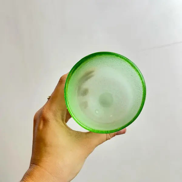 Foto de um(a) Trio de taças em vidro grosso soprado, da categoria de Taças. Trio de taças em vidro grosso soprado e moldado artesanalmente. Perfeito estado. Medidas: 17x8cm. Mostrado de uma perspectiva diferente. Vendido no marketplace Trésors.