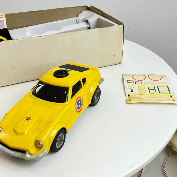 Foto de um(a) Bip-car da Atma - carro controlado por ondas sonoras - anos 80, da categoria de Brinquedos antigos. Bip-car da Atma. O carro controlado por ondas sonoras, dos anos 80. Ainda na caixa e com todas suas peças originais,... Mostrado de uma perspectiva diferente. Vendido no marketplace Trésors.