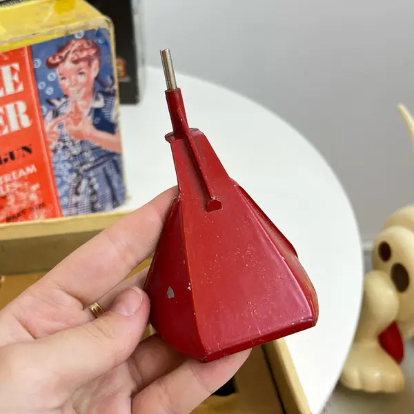 Foto de um(a) Raro brinquedo dos anos 50 para bolhas de sabão, da categoria de Brinquedos antigos. Raro brinquedo feito nos USA nos anos 50, de fazer bolhas de sabão. Acompanha todas peças originais, incluindo o manual de... Mostrado de uma perspectiva diferente. Vendido no marketplace Trésors.
