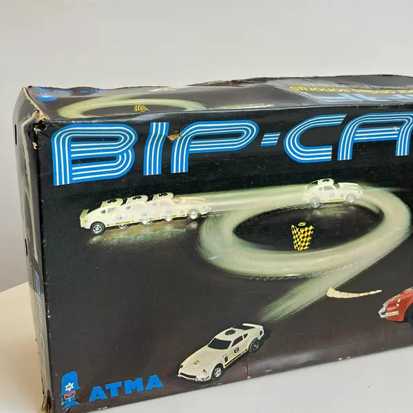 Foto de um(a) Bip-car da Atma - carro controlado por ondas sonoras - anos 80, da categoria de Brinquedos antigos. Bip-car da Atma. O carro controlado por ondas sonoras, dos anos 80. Ainda na caixa e com todas suas peças originais,... Mostrado de uma perspectiva diferente. Vendido no marketplace Trésors.