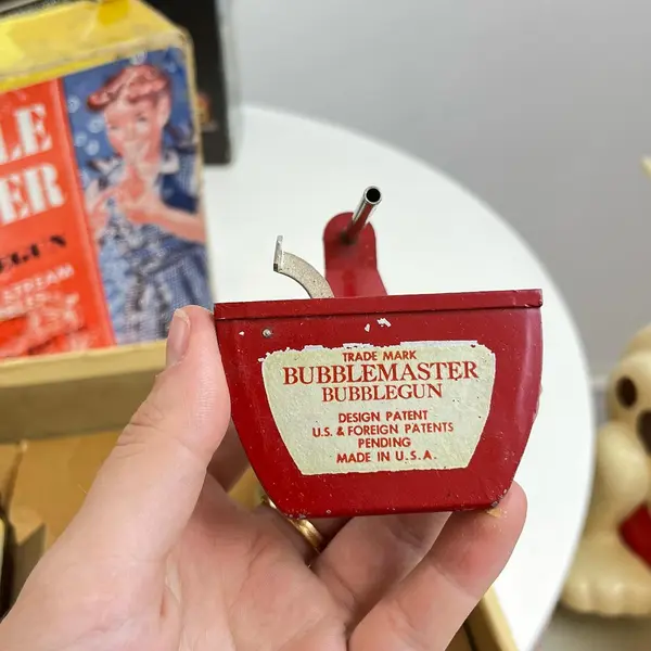 Foto de um(a) Raro brinquedo dos anos 50 para bolhas de sabão, da categoria de Brinquedos antigos. Raro brinquedo feito nos USA nos anos 50, de fazer bolhas de sabão. Acompanha todas peças originais, incluindo o manual de... Mostrado de uma perspectiva diferente. Vendido no marketplace Trésors.