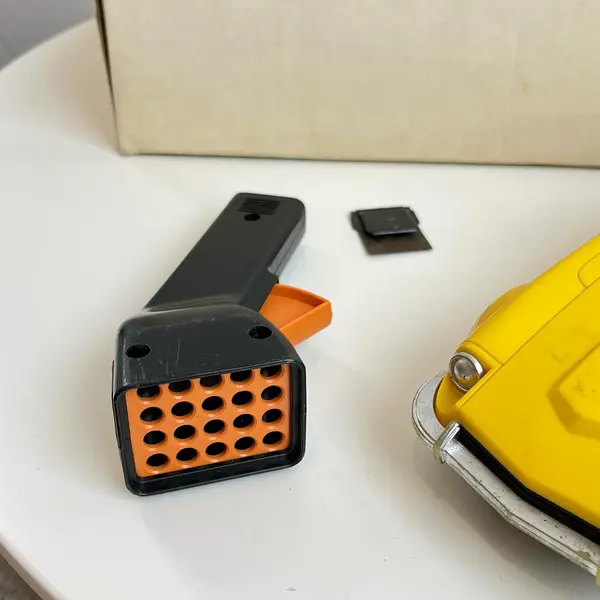 Foto de um(a) Bip-car da Atma - carro controlado por ondas sonoras - anos 80, da categoria de Brinquedos antigos. Bip-car da Atma. O carro controlado por ondas sonoras, dos anos 80. Ainda na caixa e com todas suas peças originais,... Mostrado de uma perspectiva diferente. Vendido no marketplace Trésors.