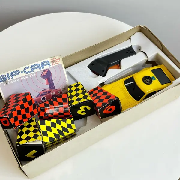 Foto de um(a) Bip-car da Atma - carro controlado por ondas sonoras - anos 80, da categoria de Brinquedos antigos. Bip-car da Atma. O carro controlado por ondas sonoras, dos anos 80. Ainda na caixa e com todas suas peças originais,... Mostrado de uma perspectiva diferente. Vendido no marketplace Trésors.