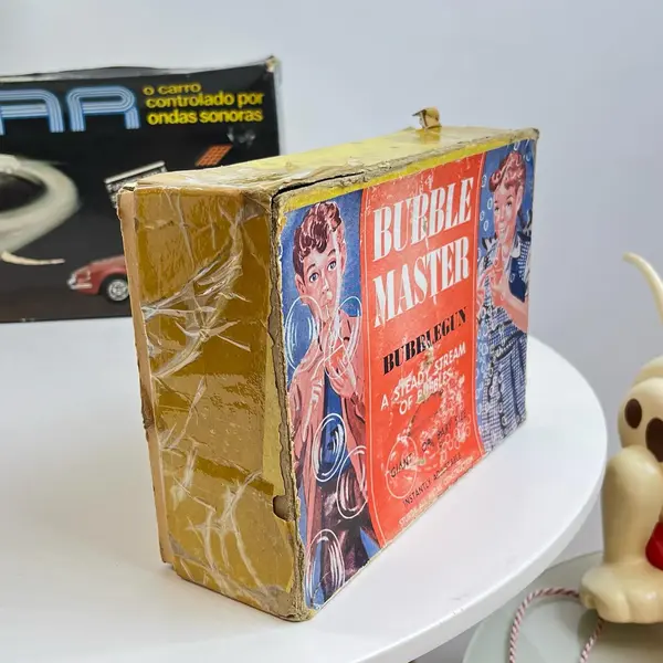 Foto de um(a) Raro brinquedo dos anos 50 para bolhas de sabão, da categoria de Brinquedos antigos. Raro brinquedo feito nos USA nos anos 50, de fazer bolhas de sabão. Acompanha todas peças originais, incluindo o manual de... Mostrado de uma perspectiva diferente. Vendido no marketplace Trésors.
