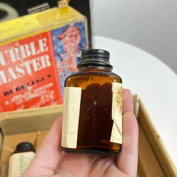 Foto de um(a) Raro brinquedo dos anos 50 para bolhas de sabão, da categoria de Brinquedos antigos. Raro brinquedo feito nos USA nos anos 50, de fazer bolhas de sabão. Acompanha todas peças originais, incluindo o manual de... Mostrado de uma perspectiva diferente. Vendido no marketplace Trésors.