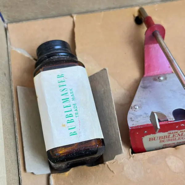 Foto de um(a) Raro brinquedo dos anos 50 para bolhas de sabão, da categoria de Brinquedos antigos. Raro brinquedo feito nos USA nos anos 50, de fazer bolhas de sabão. Acompanha todas peças originais, incluindo o manual de... Mostrado de uma perspectiva diferente. Vendido no marketplace Trésors.