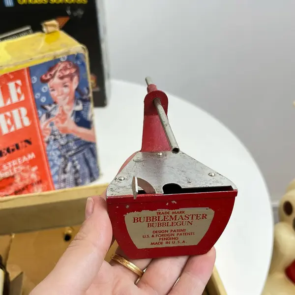 Foto de um(a) Raro brinquedo dos anos 50 para bolhas de sabão, da categoria de Brinquedos antigos. Raro brinquedo feito nos USA nos anos 50, de fazer bolhas de sabão. Acompanha todas peças originais, incluindo o manual de... Mostrado de uma perspectiva diferente. Vendido no marketplace Trésors.