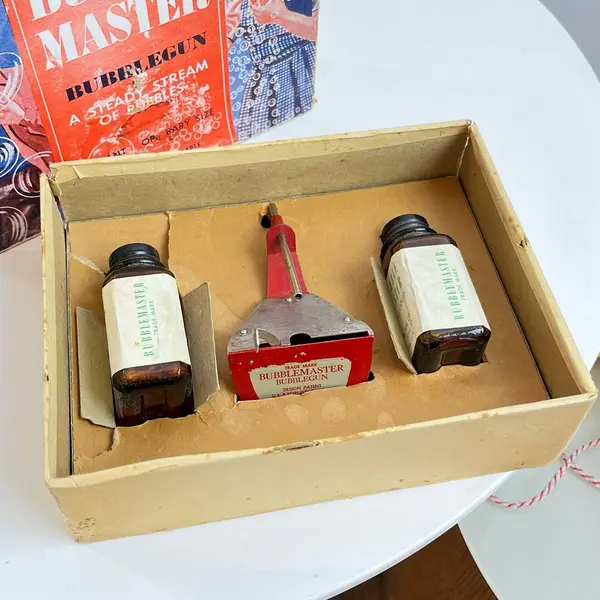 Foto de um(a) Raro brinquedo dos anos 50 para bolhas de sabão, da categoria de Brinquedos antigos. Raro brinquedo feito nos USA nos anos 50, de fazer bolhas de sabão. Acompanha todas peças originais, incluindo o manual de... Mostrado de uma perspectiva diferente. Vendido no marketplace Trésors.