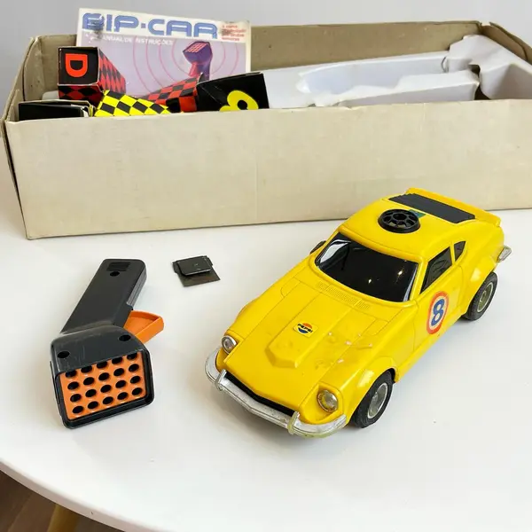 Foto de um(a) Bip-car da Atma - carro controlado por ondas sonoras - anos 80, da categoria de Brinquedos antigos. Bip-car da Atma. O carro controlado por ondas sonoras, dos anos 80. Ainda na caixa e com todas suas peças originais,... Mostrado de uma perspectiva diferente. Vendido no marketplace Trésors.