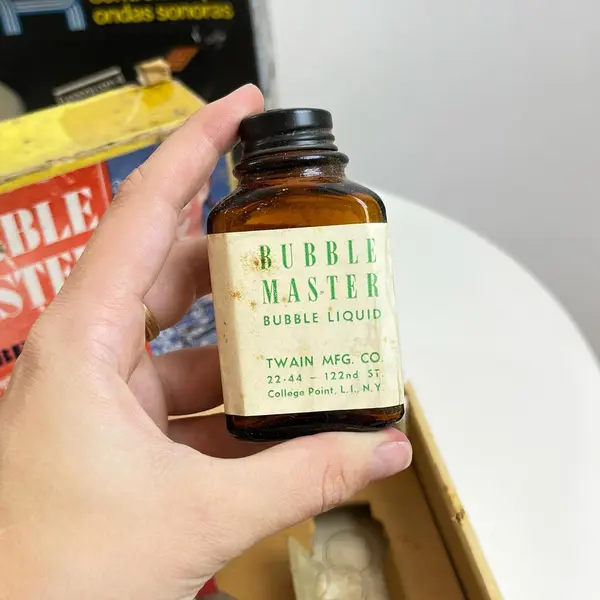 Foto de um(a) Raro brinquedo dos anos 50 para bolhas de sabão, da categoria de Brinquedos antigos. Raro brinquedo feito nos USA nos anos 50, de fazer bolhas de sabão. Acompanha todas peças originais, incluindo o manual de... Mostrado de uma perspectiva diferente. Vendido no marketplace Trésors.