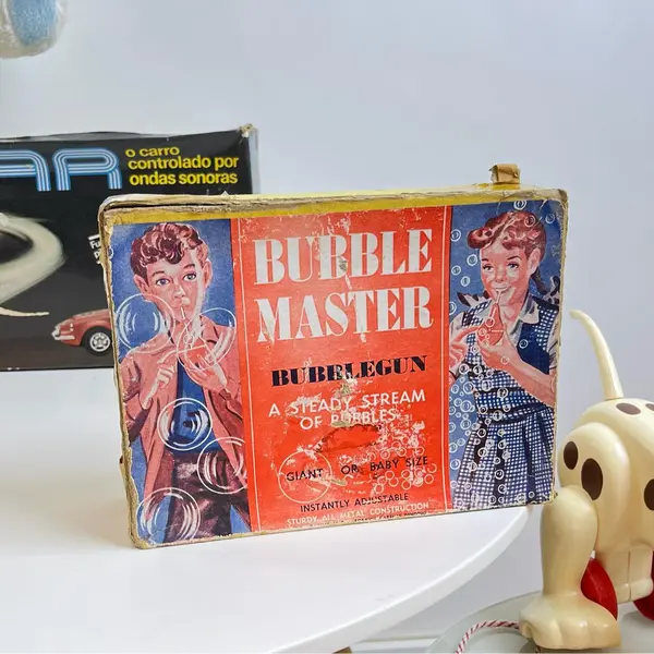 Foto de um(a) Raro brinquedo dos anos 50 para bolhas de sabão, da categoria de Brinquedos antigos. Raro brinquedo feito nos USA nos anos 50, de fazer bolhas de sabão. Acompanha todas peças originais, incluindo o manual de... Mostrado de uma perspectiva diferente. Vendido no marketplace Trésors.