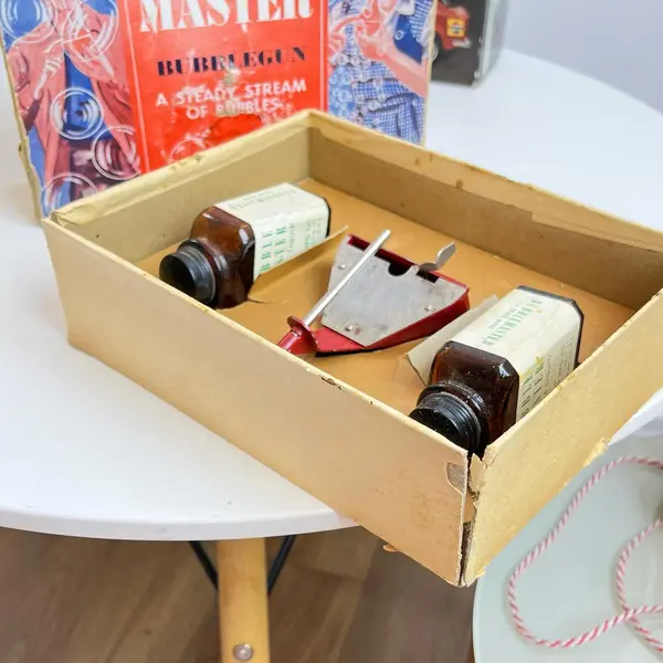 Foto de um(a) Raro brinquedo dos anos 50 para bolhas de sabão, da categoria de Brinquedos antigos. Raro brinquedo feito nos USA nos anos 50, de fazer bolhas de sabão. Acompanha todas peças originais, incluindo o manual de... Mostrado de uma perspectiva diferente. Vendido no marketplace Trésors.