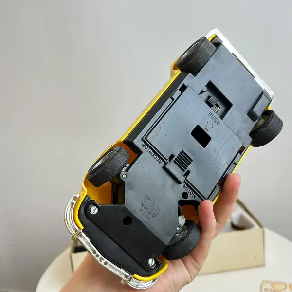 Foto de um(a) Bip-car da Atma - carro controlado por ondas sonoras - anos 80, da categoria de Brinquedos antigos. Bip-car da Atma. O carro controlado por ondas sonoras, dos anos 80. Ainda na caixa e com todas suas peças originais,... Mostrado de uma perspectiva diferente. Vendido no marketplace Trésors.