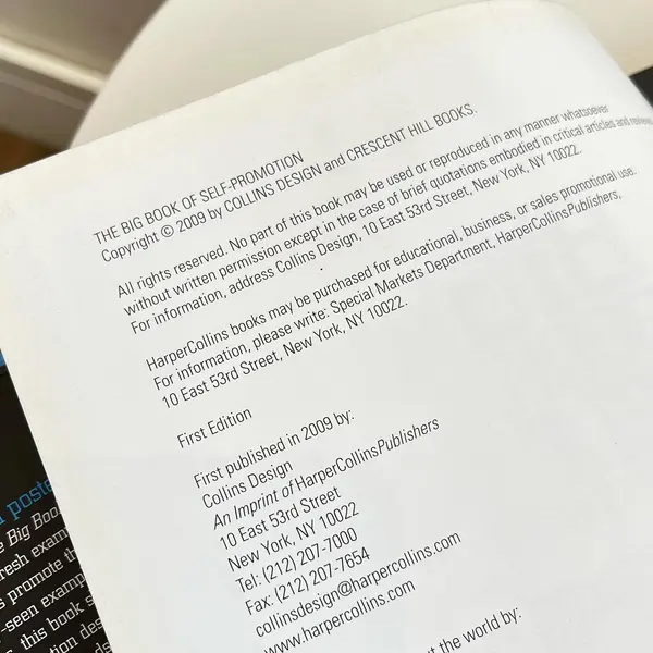 Foto de um(a) Livro capa dura - Big Book Self Promotion, da categoria de Livros. Livro capa dura com sobrecapa, primeira edição de 2009. Marcas do tempo. Mostrado de uma perspectiva diferente. Vendido no marketplace Trésors.