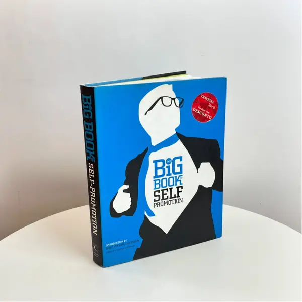Foto de um(a) Livro capa dura - Big Book Self Promotion, da categoria de Livros. Livro capa dura com sobrecapa, primeira edição de 2009. Marcas do tempo. Mostrado de uma perspectiva diferente. Vendido no marketplace Trésors.