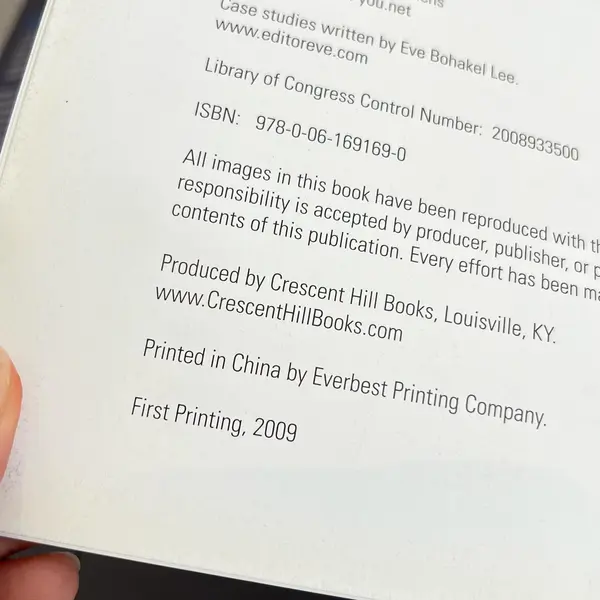 Foto de um(a) Livro capa dura - Big Book Self Promotion, da categoria de Livros. Livro capa dura com sobrecapa, primeira edição de 2009. Marcas do tempo. Mostrado de uma perspectiva diferente. Vendido no marketplace Trésors.