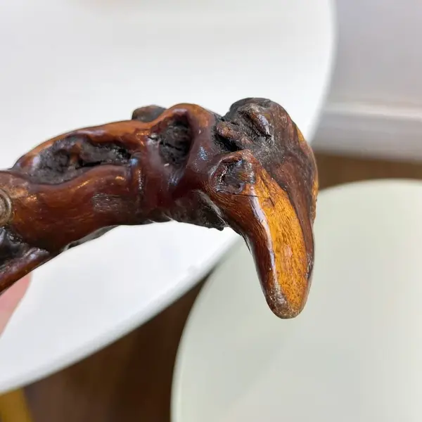 Foto de um(a) ​Saca rolhas em tronco de madeira, da categoria de Abridores de garrafas. Saca rolhas em tronco de madeira. Apresenta expressiva oxidação no metal. Medidas: 16x12cm. Mostrado de uma perspectiva diferente. Vendido no marketplace Trésors.