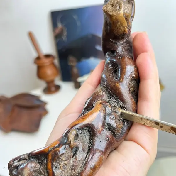 Foto de um(a) ​Saca rolhas em tronco de madeira, da categoria de Abridores de garrafas. Saca rolhas em tronco de madeira. Apresenta expressiva oxidação no metal. Medidas: 16x12cm. Mostrado de uma perspectiva diferente. Vendido no marketplace Trésors.