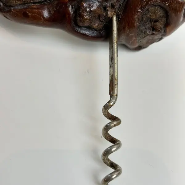 Foto de um(a) ​Saca rolhas em tronco de madeira, da categoria de Abridores de garrafas. Saca rolhas em tronco de madeira. Apresenta expressiva oxidação no metal. Medidas: 16x12cm. Mostrado de uma perspectiva diferente. Vendido no marketplace Trésors.