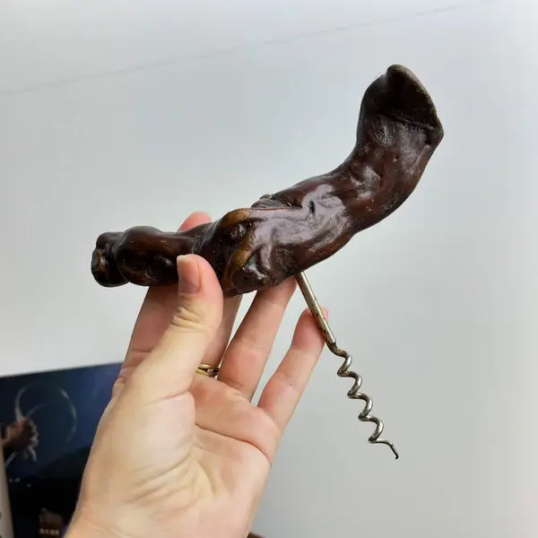 Foto de um(a) ​Saca rolhas em tronco de madeira, da categoria de Abridores de garrafas. Saca rolhas em tronco de madeira. Apresenta expressiva oxidação no metal. Medidas: 16x12cm. Mostrado de uma perspectiva diferente. Vendido no marketplace Trésors.