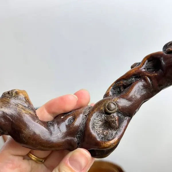 Foto de um(a) ​Saca rolhas em tronco de madeira, da categoria de Abridores de garrafas. Saca rolhas em tronco de madeira. Apresenta expressiva oxidação no metal. Medidas: 16x12cm. Mostrado de uma perspectiva diferente. Vendido no marketplace Trésors.