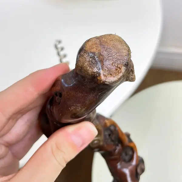 Foto de um(a) ​Saca rolhas em tronco de madeira, da categoria de Abridores de garrafas. Saca rolhas em tronco de madeira. Apresenta expressiva oxidação no metal. Medidas: 16x12cm. Mostrado de uma perspectiva diferente. Vendido no marketplace Trésors.