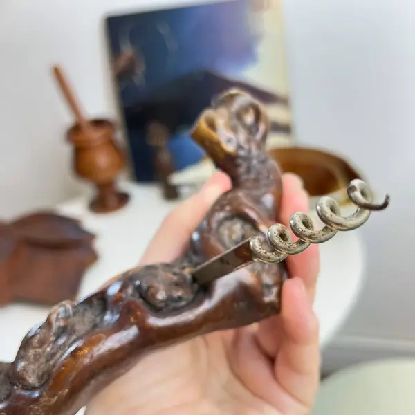 Foto de um(a) ​Saca rolhas em tronco de madeira, da categoria de Abridores de garrafas. Saca rolhas em tronco de madeira. Apresenta expressiva oxidação no metal. Medidas: 16x12cm. Mostrado de uma perspectiva diferente. Vendido no marketplace Trésors.