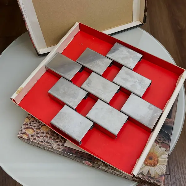 Foto de um(a) Apoio porta bule (ou panela) em aço inox Meridional, da categoria de Apoio de panela. 2 porta-bule ou panela em aço nobre Meridional, anos 60/70. Na caixa, perfeito estado. Medidas: 19x18cm. **VALOR DO ANÚNCIO... Mostrado de uma perspectiva diferente. Vendido no marketplace Trésors.