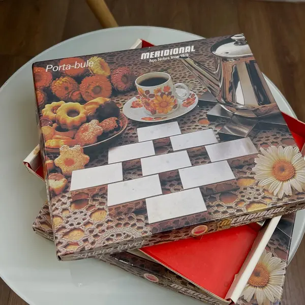 Foto de um(a) Apoio porta bule (ou panela) em aço inox Meridional, da categoria de Apoio de panela. 2 porta-bule ou panela em aço nobre Meridional, anos 60/70. Na caixa, perfeito estado. Medidas: 19x18cm. **VALOR DO ANÚNCIO... Mostrado de uma perspectiva diferente. Vendido no marketplace Trésors.