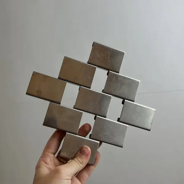 Foto de um(a) Apoio porta bule (ou panela) em aço inox Meridional, da categoria de Apoio de panela. 2 porta-bule ou panela em aço nobre Meridional, anos 60/70. Na caixa, perfeito estado. Medidas: 19x18cm. **VALOR DO ANÚNCIO... Mostrado de uma perspectiva diferente. Vendido no marketplace Trésors.