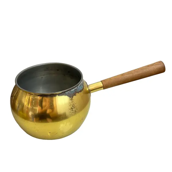 Foto de um(a) ​Panela decorativa em metal, da categoria de Panelas. Panela decorativa em metal amarelo e cabo em madeira. Apresenta charmosas marcas do tempo. Medidas: 32x11x16cm. Vendido no marketplace Trésors.