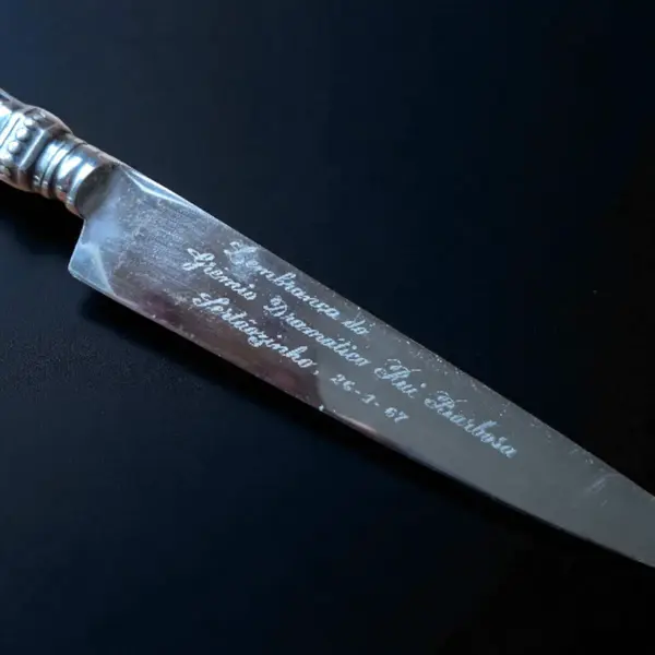 Foto de um(a) Antiga Faca Gaúcha Em Metal Prateado Elmo Prata, da categoria de Facas. **Faca gaúcha com bainha e cabo trabalhados – Cutelaria Elmo.** Uma peça que traduz a alma do sul do Brasil. Esta faca... Mostrado de uma perspectiva diferente. Vendido no marketplace Trésors.