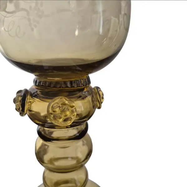 Foto de um(a) Taça Bohemia Cristal Fume Gravado, da categoria de Taças. Esta é uma peça rara e encantadora, ideal para colecionadores, amantes de antiguidades ou para quem deseja adicionar um... Mostrado de uma perspectiva diferente. Vendido no marketplace Trésors.