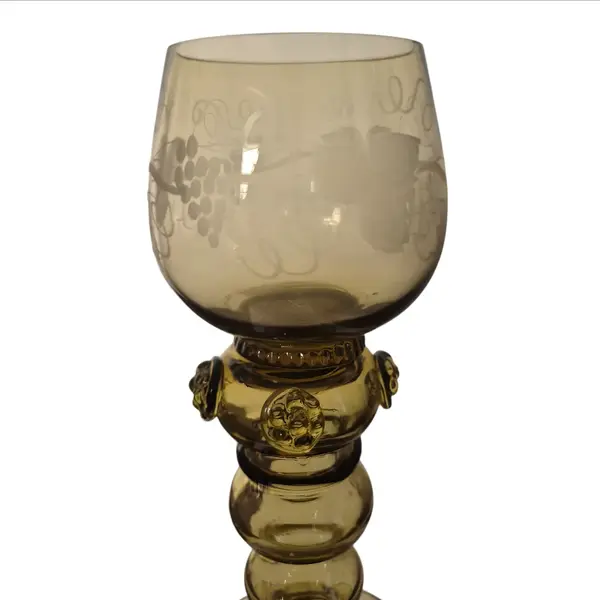 Foto de um(a) Taça Bohemia Cristal Fume Gravado, da categoria de Taças. Esta é uma peça rara e encantadora, ideal para colecionadores, amantes de antiguidades ou para quem deseja adicionar um... Mostrado de uma perspectiva diferente. Vendido no marketplace Trésors.