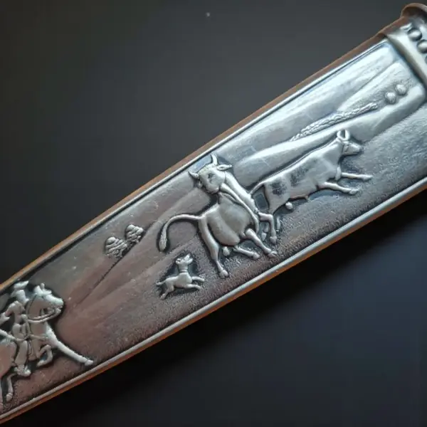 Foto de um(a) Antiga Faca Gaúcha Em Metal Prateado Elmo Prata, da categoria de Facas. **Faca gaúcha com bainha e cabo trabalhados – Cutelaria Elmo.** Uma peça que traduz a alma do sul do Brasil. Esta faca... Mostrado de uma perspectiva diferente. Vendido no marketplace Trésors.