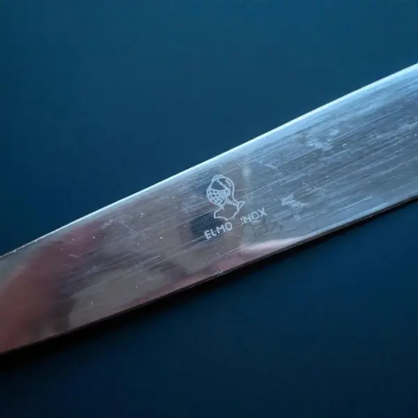 Foto de um(a) Antiga Faca Gaúcha Em Metal Prateado Elmo Prata, da categoria de Facas. **Faca gaúcha com bainha e cabo trabalhados – Cutelaria Elmo.** Uma peça que traduz a alma do sul do Brasil. Esta faca... Mostrado de uma perspectiva diferente. Vendido no marketplace Trésors.