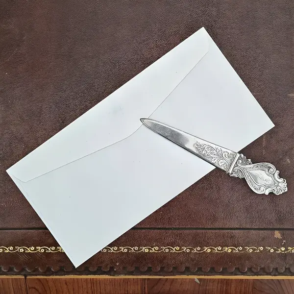 Foto de um(a) Antiga Espátula Abre Cartas Em Prata De Lei, da categoria de Outros colecionáveis. Antiga espátula abre cartas em prata de lei 833. Gravado´´ Mackenzie 2 grau 21-05-84`` no verso. Origem:Brasil século... Mostrado de uma perspectiva diferente. Vendido no marketplace Trésors.