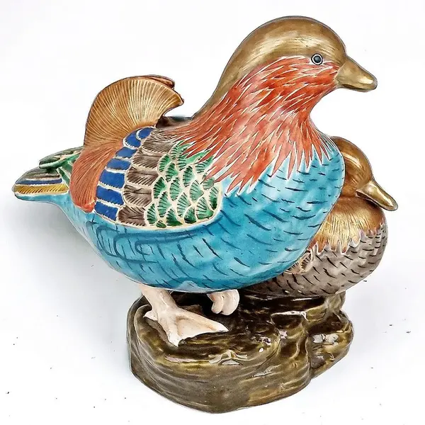 Foto de um(a) Casal de patos em porcelana esmaltada Kutani Mandarim policromado, da categoria de Escultura. Linda escultura em porecelana Kutani Mandarim ´´ casal de patos``. Kutami é um tipo de porcelana japonesa que se originou na... Mostrado de uma perspectiva diferente. Vendido no marketplace Trésors.