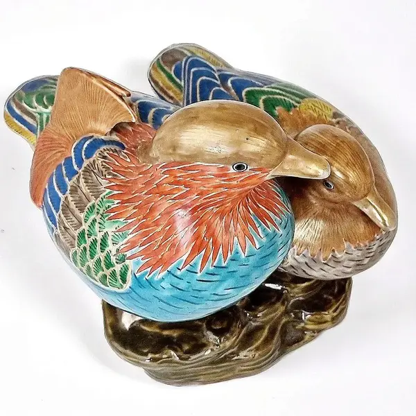 Foto de um(a) Casal de patos em porcelana esmaltada Kutani Mandarim policromado, da categoria de Escultura. Linda escultura em porecelana Kutani Mandarim ´´ casal de patos``. Kutami é um tipo de porcelana japonesa que se originou na... Mostrado de uma perspectiva diferente. Vendido no marketplace Trésors.